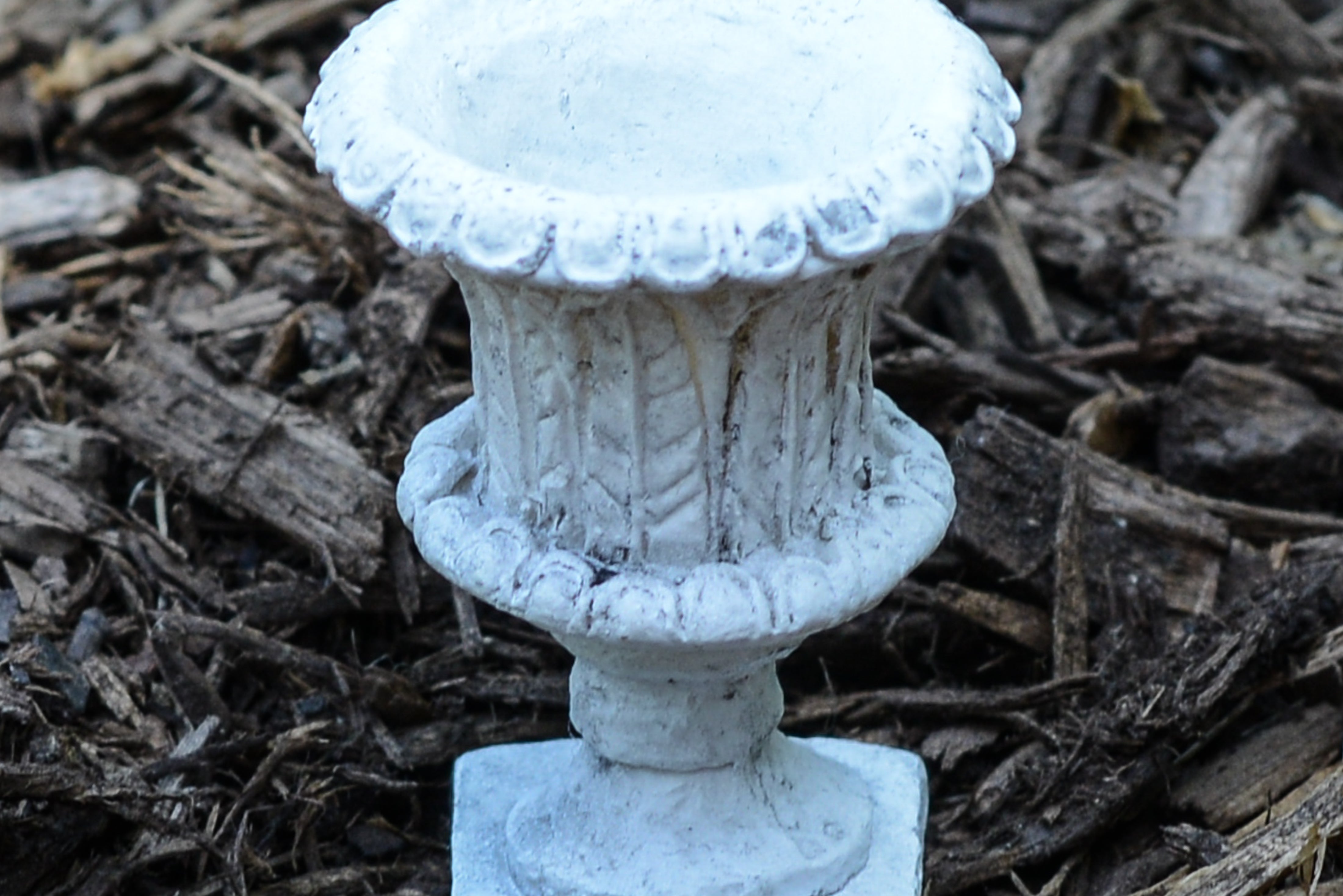 Elegant Mini Planter Antique White Leaf