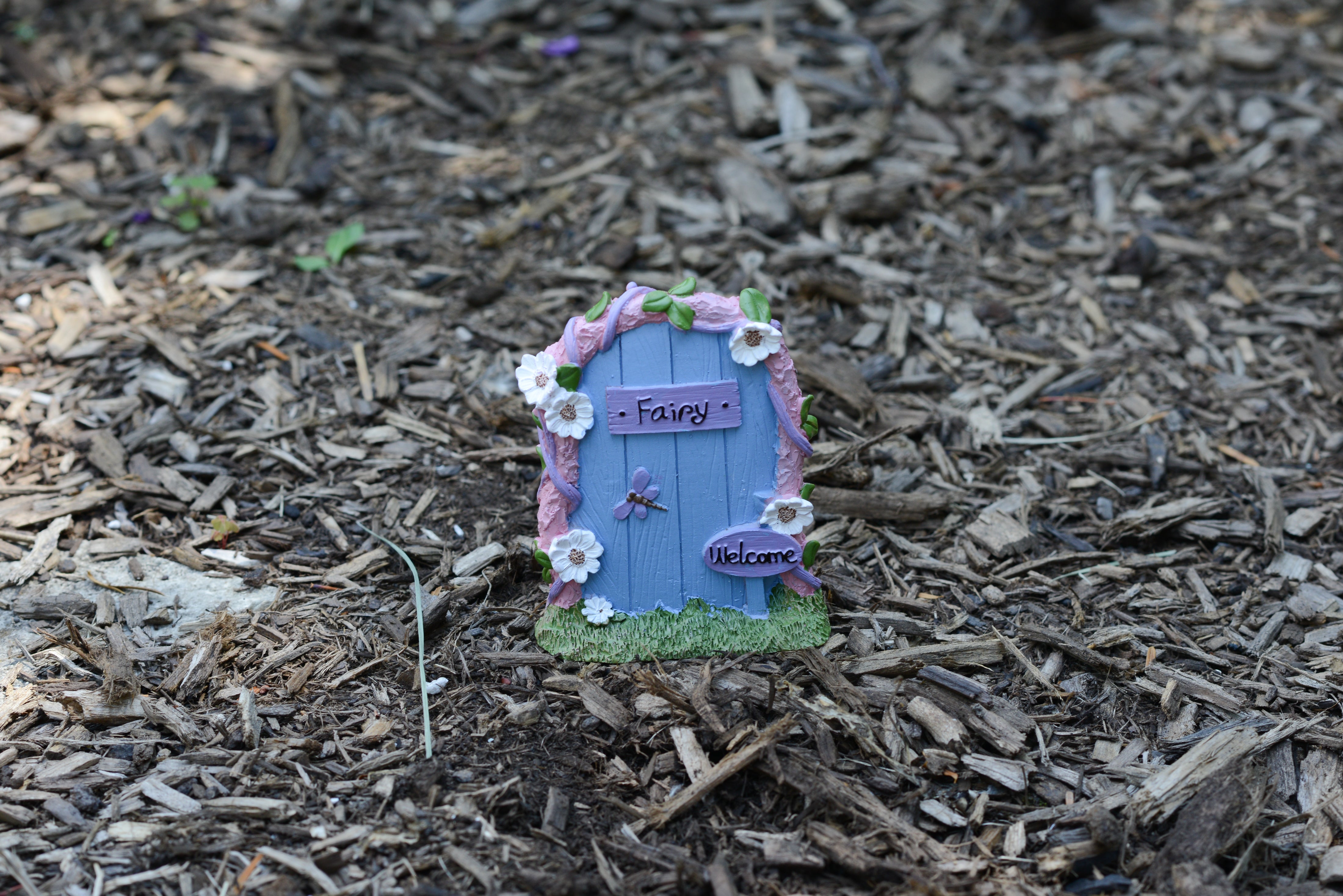 Mini Daisy & Dragonfly Fairy Door with Welcome Sign Blue