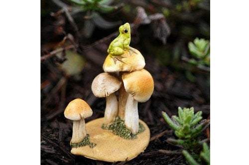 Frog On Mushrooms, Fairy Garden, Fairy Frog, Mini Frog, Miniature Frog - Mini Fairy Garden World